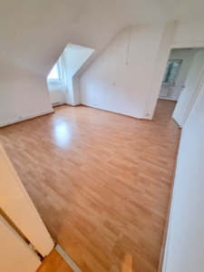 VERMIETET! Frisch renoviert! Sonnig + Gemütlich diese 3-Zimmer DG-Wohnung – auch WG geeignet – zentral in Frankfurt-Griesheim
