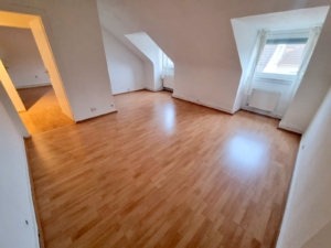 VERMIETET! Frisch renoviert! Sonnig + Gemütlich diese 3-Zimmer DG-Wohnung – auch WG geeignet – zentral in Frankfurt-Griesheim