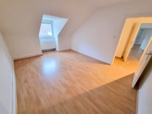 VERMIETET! Frisch renoviert! Sonnig + Gemütlich diese 3-Zimmer DG-Wohnung – auch WG geeignet – zentral in Frankfurt-Griesheim
