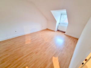 VERMIETET! Frisch renoviert! Sonnig + Gemütlich diese 3-Zimmer DG-Wohnung – auch WG geeignet – zentral in Frankfurt-Griesheim