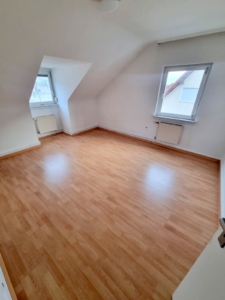 VERMIETET! Frisch renoviert! Sonnig + Gemütlich diese 3-Zimmer DG-Wohnung – auch WG geeignet – zentral in Frankfurt-Griesheim