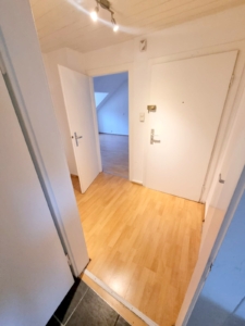 VERMIETET! Frisch renoviert! Sonnig + Gemütlich diese 3-Zimmer DG-Wohnung – auch WG geeignet – zentral in Frankfurt-Griesheim