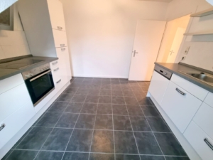 VERMIETET! Frisch renoviert! Sonnig + Gemütlich diese 3-Zimmer DG-Wohnung – auch WG geeignet – zentral in Frankfurt-Griesheim