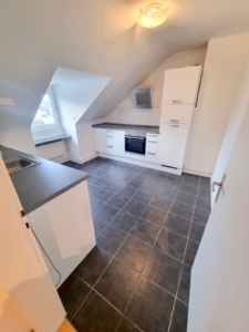VERMIETET! Frisch renoviert! Sonnig + Gemütlich diese 3-Zimmer DG-Wohnung – auch WG geeignet – zentral in Frankfurt-Griesheim