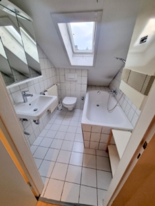 VERMIETET! Frisch renoviert! Sonnig + Gemütlich diese 3-Zimmer DG-Wohnung – auch WG geeignet – zentral in Frankfurt-Griesheim