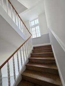 VERMIETET! Mitten im Leben von Sachsenhausen! Sonnige 4 Zimmerwohnung mit Balkon, Einbauküche + Gäste-WC!