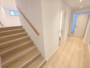 VERMIETET! Ihr neues Zuhause: Schicke+moderne Doppelhaushälfte 5 Zimmer + 3 Bäder + 2 Balkone + 2 x Terrasse + Garten in Frankfurt-Oberrad