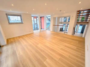 VERMIETET! Ihr neues Zuhause: Schicke+moderne Doppelhaushälfte 5 Zimmer + 3 Bäder + 2 Balkone + 2 x Terrasse + Garten in Frankfurt-Oberrad