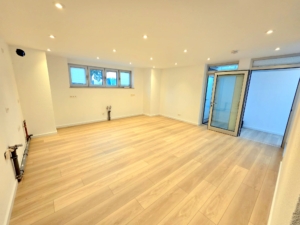 VERMIETET! Ihr neues Zuhause: Schicke+moderne Doppelhaushälfte 5 Zimmer + 3 Bäder + 2 Balkone + 2 x Terrasse + Garten in Frankfurt-Oberrad