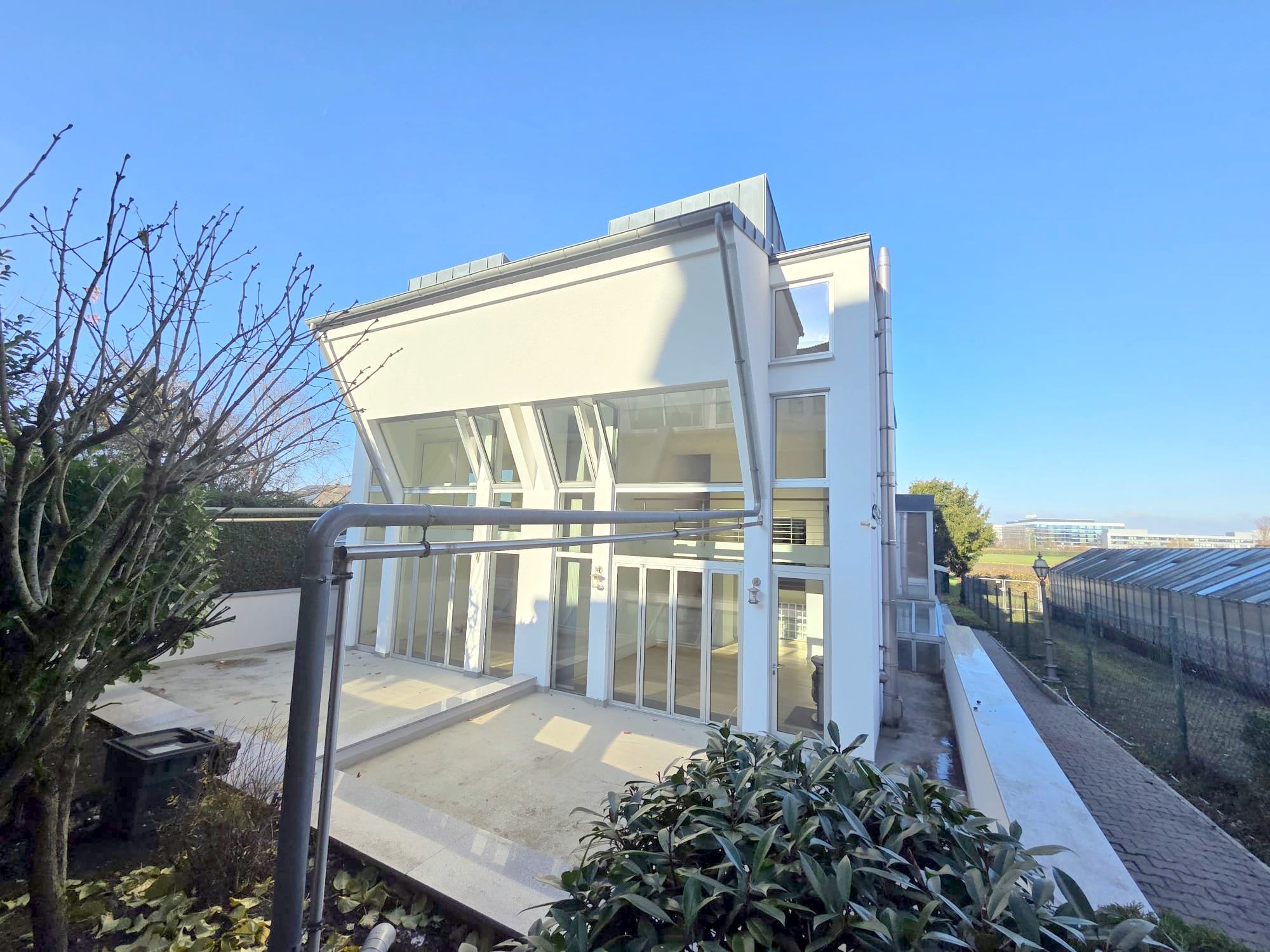 VERMIETET! Ihr neues Zuhause: Schicke+moderne Doppelhaushälfte 5 Zimmer + 3 Bäder + 2 Balkone + 2 x Terrasse + Garten in Frankfurt-Oberrad