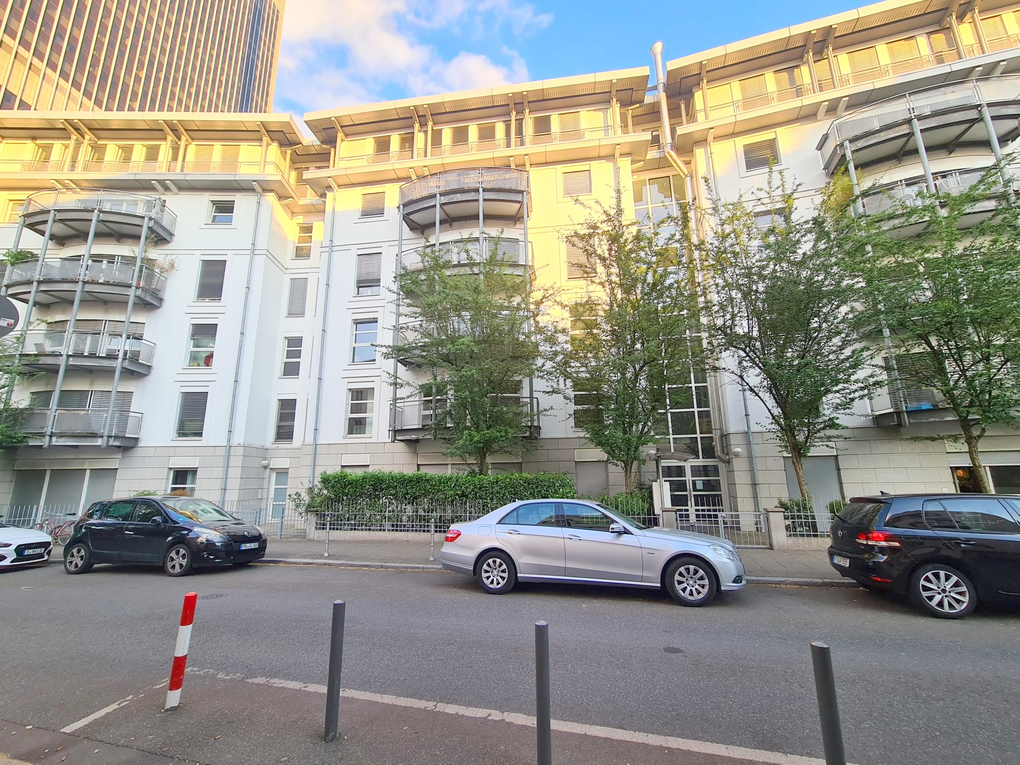 VERMIETET! Top Westend Lage! Großzügige moderne 3- Zimmerwohnung mit 2 Balkonen + Einbauküche + KFZ TG Platz