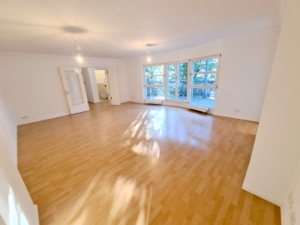 VERMIETET! Top Westend Lage! Großzügige moderne 3- Zimmerwohnung mit 2 Balkonen + Einbauküche + KFZ TG Platz