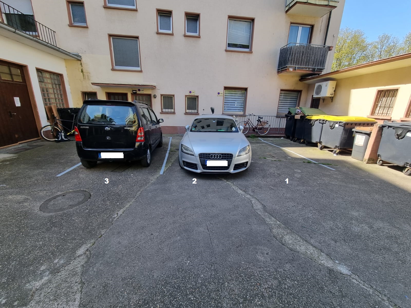 VERMIETET! KFZ-Stellplatz im Hof des Hauses Robert-Blum-Str.4/Habsburger Allee 95 in Frankfurt-Bornheim/Ostend zu vermieten