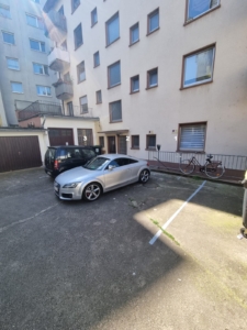 VERMIETET! KFZ-Stellplatz im Hof des Hauses Robert-Blum-Str.4/Habsburger Allee 95 in Frankfurt-Bornheim/Ostend zu vermieten
