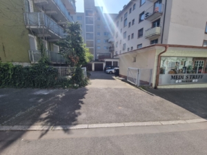 Überdachter KFZ-Stellplatz im Hof des Hauses Robert-Blum-Str.4/Habsburger Allee 95 in Frankfurt-Bornheim/Ostend zu vermieten