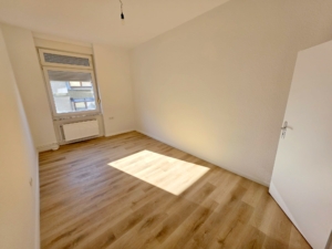 VERMIETET! Nagelneu renoviert! Sonnige 3 Zimmer Altbauwohnung – inkl. neues Bad -Offenbach Nähe Wetterdienst