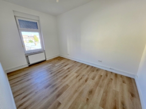 VERMIETET! Nagelneu renoviert! Sonnige 3 Zimmer Altbauwohnung – inkl. neues Bad -Offenbach Nähe Wetterdienst