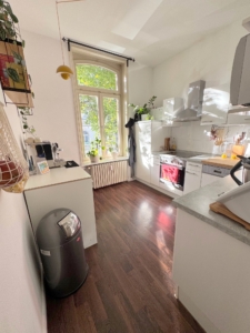 VERMIETET! Altbaucharme pur! Gemütliche 2 Zimmerwohnung mit Balkon – ruhig und zentral Nähe EZB