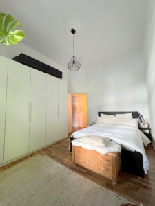 VERMIETET! Altbaucharme pur! Gemütliche 2 Zimmerwohnung mit Balkon – ruhig und zentral Nähe EZB