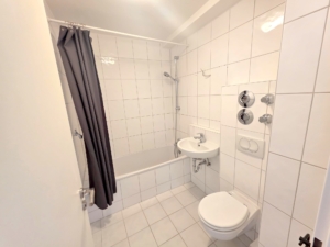 VERMIETET! Neu renoviert! Gemütliche, sonnige 3 Zimmerwohnung mit Balkon und Einbauküche- Sachsenhausen Süd