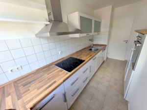 VERMIETET! Neu renoviert! Gemütliche, sonnige 3 Zimmerwohnung mit Balkon und Einbauküche- Sachsenhausen Süd