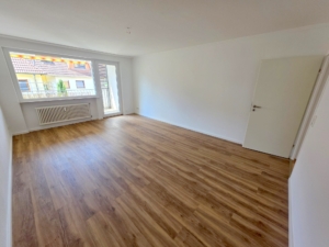 VERMIETET! Neu renoviert! Gemütliche, sonnige 3 Zimmerwohnung mit Balkon und Einbauküche- Sachsenhausen Süd