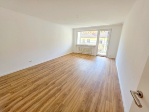 VERMIETET! Neu renoviert! Gemütliche, sonnige 3 Zimmerwohnung mit Balkon und Einbauküche- Sachsenhausen Süd