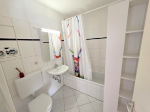 VERMIETET! Schicke + lichtdurchflutete 2 Zimmer Wohnung mit großem Südbalkon – Sachsenhausen + POOL+SAUNA im Haus!