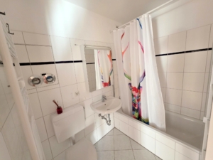 VERMIETET! Schicke + lichtdurchflutete 2 Zimmer Wohnung mit großem Südbalkon – Sachsenhausen + POOL+SAUNA im Haus!