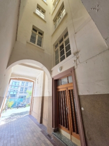 VERMIETET! Altbaucharme pur! Gemütliche 2 Zimmerwohnung mit Balkon – ruhig und zentral Nähe EZB