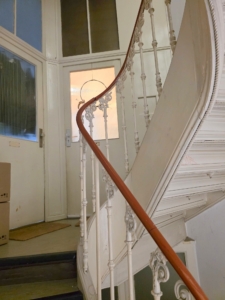 VERMIETET! Altbaucharme pur! Gemütliche 2 Zimmerwohnung mit Balkon – ruhig und zentral Nähe EZB