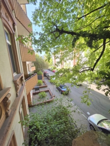 VERMIETET! Altbaucharme pur! Gemütliche 2 Zimmerwohnung mit Balkon – ruhig und zentral Nähe EZB