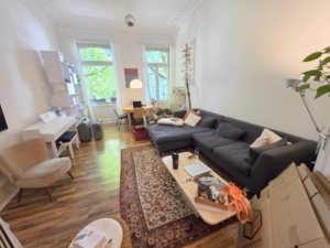 VERMIETET! Altbaucharme pur! Gemütliche 2 Zimmerwohnung mit Balkon – ruhig und zentral Nähe EZB