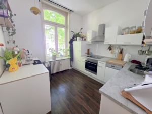 VERMIETET! Altbaucharme pur! Gemütliche 2 Zimmerwohnung mit Balkon – ruhig und zentral Nähe EZB