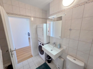 VERMIETET! Erstbezug nach Renovierung! Schicke + voll möblierte 2 Zimmerwohnung mit Balkon im 9. OG + TG-KFZ-Platz – zentral in Eschborn