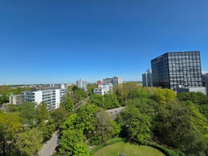 VERMIETET! Erstbezug nach Renovierung! Schicke + voll möblierte 2 Zimmerwohnung mit Balkon im 9. OG + TG-KFZ-Platz – zentral in Eschborn