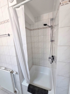 VERMIETET! Erstbezug nach Renovierung! Schicke + voll möblierte 2 Zimmerwohnung mit Balkon im 9. OG + TG-KFZ-Platz – zentral in Eschborn