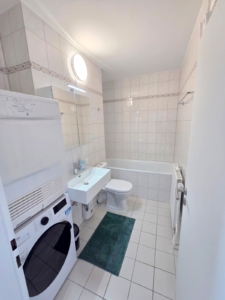 VERMIETET! Erstbezug nach Renovierung! Schicke + voll möblierte 2 Zimmerwohnung mit Balkon im 9. OG + TG-KFZ-Platz – zentral in Eschborn