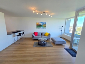 VERMIETET! Erstbezug nach Renovierung! Schicke + voll möblierte 2 Zimmerwohnung mit Balkon im 9. OG + TG-KFZ-Platz – zentral in Eschborn