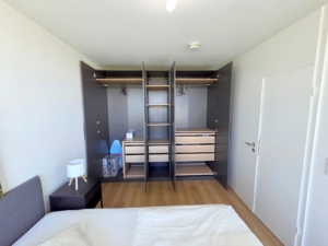 VERMIETET! Erstbezug nach Renovierung! Schicke + voll möblierte 2 Zimmerwohnung mit Balkon im 9. OG + TG-KFZ-Platz – zentral in Eschborn