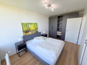 VERMIETET! Erstbezug nach Renovierung! Schicke + voll möblierte 2 Zimmerwohnung mit Balkon im 9. OG + TG-KFZ-Platz – zentral in Eschborn