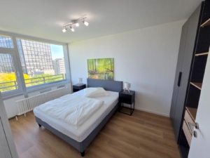 VERMIETET! Erstbezug nach Renovierung! Schicke + voll möblierte 2 Zimmerwohnung mit Balkon im 9. OG + TG-KFZ-Platz – zentral in Eschborn