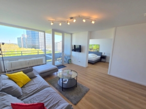 VERMIETET! Erstbezug nach Renovierung! Schicke + voll möblierte 2 Zimmerwohnung mit Balkon im 9. OG + TG-KFZ-Platz – zentral in Eschborn