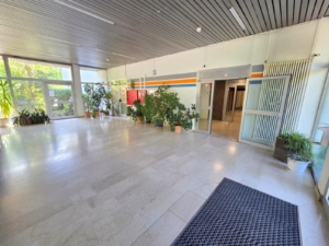 VERMIETET! Erstbezug nach Renovierung! Schicke + voll möblierte 2 Zimmerwohnung mit Balkon im 9. OG + TG-KFZ-Platz – zentral in Eschborn