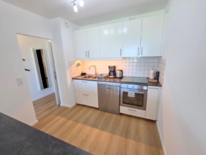 VERMIETET! Erstbezug nach Renovierung! Schicke + voll möblierte 2 Zimmerwohnung mit Balkon im 9. OG + TG-KFZ-Platz – zentral in Eschborn