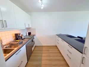 VERMIETET! Erstbezug nach Renovierung! Schicke + voll möblierte 2 Zimmerwohnung mit Balkon im 9. OG + TG-KFZ-Platz – zentral in Eschborn