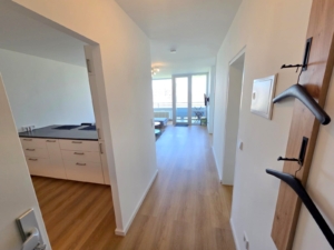 VERMIETET! Erstbezug nach Renovierung! Schicke + voll möblierte 2 Zimmerwohnung mit Balkon im 9. OG + TG-KFZ-Platz – zentral in Eschborn