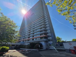 VERMIETET! Erstbezug nach Renovierung! Schicke + voll möblierte 2 Zimmerwohnung mit Balkon im 9. OG + TG-KFZ-Platz – zentral in Eschborn