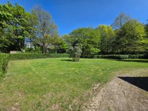 VERMIETET! Erstbezug nach Renovierung! Schicke + voll möblierte 2 Zimmerwohnung mit Balkon im 9. OG + TG-KFZ-Platz – zentral in Eschborn