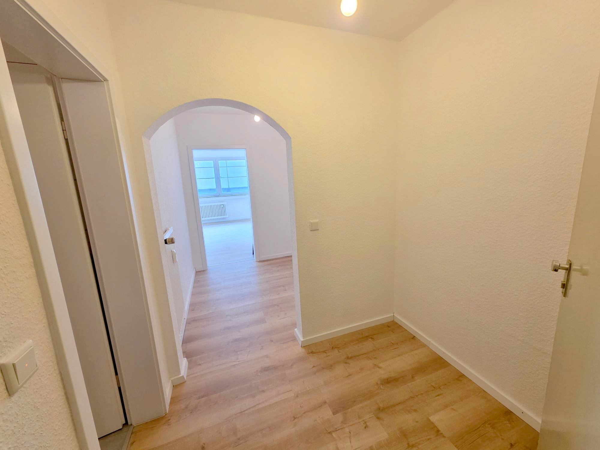 VERMIETET! Erstbezug nach Komplett-Sanierung! Großzügige 1-Zimmer Wohnung  – mitten in der Offenbacher Fußgängerzone